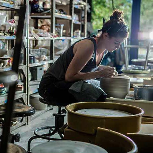 学生在中国扶贫基金会陶艺工作室制作陶土